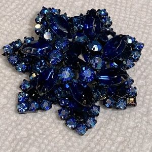 Vintage blue flower broach.